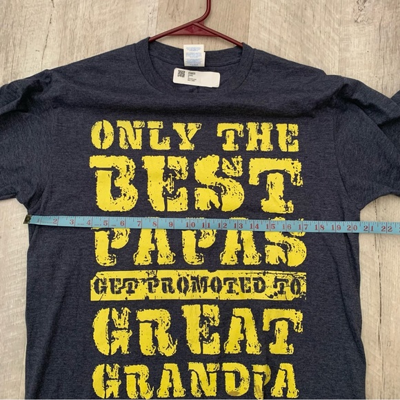 Men's  T Shirt  Size L  "Only the Best Papas Get Promted to Great Grandpa" - Picture 4 of 9